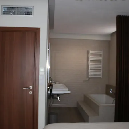 Apartment Exzellent Apartathens 120qm, Near Metro M2 Athens