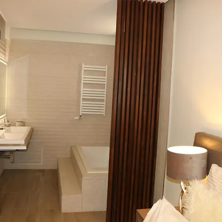 Apartment Exzellent Apartathens 120qm, Near Metro M2 Athens